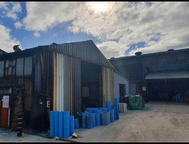 1,100M² FACTORY TO LET IN TRIANGLE FARM